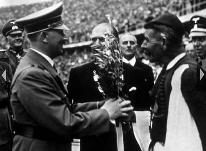 Ο Σπύρος Λούης προσφέρει ένα κλαδί ελιάς στον Αδόλφο Χίτλερ 